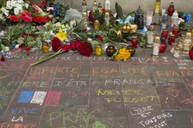 Krakow, Polonya - 15 Temmuz 2016: Eylem 14 Temmuz 2016 yılında güzel içinde Bastille günü katliamı kurbanları anısına Fransa Konsolosluğu yakınındaki.