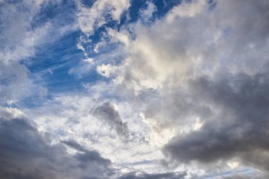 Öğleden sonra dramatik bulut manzarası