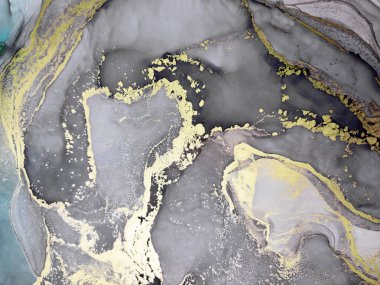 Siyah ve Altın Alkol Mürekkebi. Takımyıldızı Boyası. Akrilik Kova boyası. Doku Altın Leke. Modaya uygun bir arka plan. Toz Gouache Görüntü. Siyah Üzerine Altın Boşanmalar.