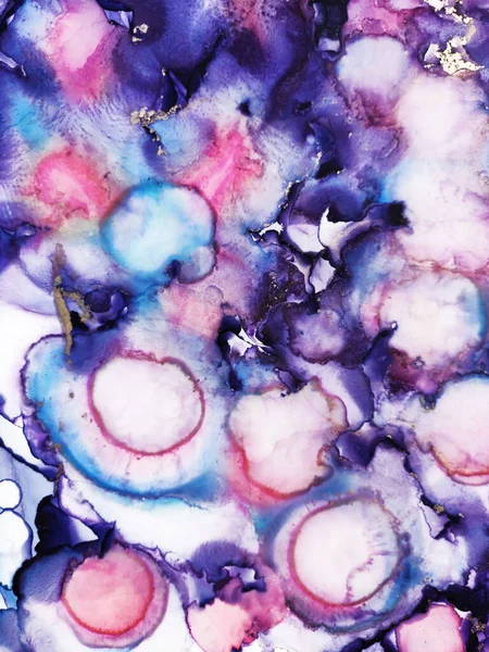 Pastel 'i yıka. Gökkuşağı lekeleri. Okyanus rengi deseni. Hassas Bright. Motley Emerald Sputter. Altın çizgiler Kova boyası. Alkol Mürekkebi Sapphirine Benekleri. Alkol Arkaplanı.