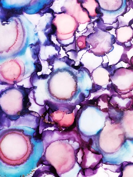 Kartlar için arka plan. Gökkuşağı spreyi. Gök mavisi Pigment. Narin Aquamarine. Motley lacivert sıçrama. Altın çizgiler suluboya çizilmiş. Alkol Mürekkebi Beyaz Lekeler. Vintage Özeti.