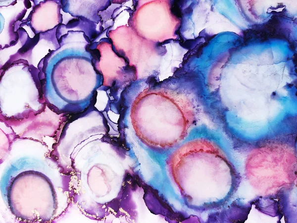 Alkol sanatı. Gökkuşağı lekeleri. Mor baskı. Narin Işık. Motley Okyanusu renk lekesi. Altın çizgiler suluboya çizilmiş. Alkol Mürekkebi Mavi Lekeler. Alkol Çizimi.