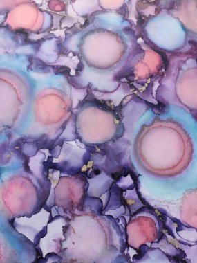 Pastel 'i yıka. Gökkuşağı Pigment. Parlak Boşanmalar. Hassas Violet. Motley Azure Splash. Altın Çizgiler Gouache çizildi. Alkol Mürekkebi Burgonya Püskürtücüsü. Alkol Arkaplanı.