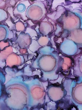 Alkol İllüstrasyonu. Gökkuşağı lekeleri. Parlak Görüntü. Hassas lacivert. Motley Light Su Sıçratma. Altın Çizgiler El Çizgisi. Alkol Mürekkebi Kırmızı Damlalar. Kartlar için arkaplan.