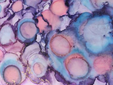 Alkol sanatı. Gökkuşağı lekeleri. Mor baskı. Narin Işık. Motley Okyanusu renk lekesi. Altın çizgiler suluboya çizilmiş. Alkol Mürekkebi Mavi Lekeler. Alkol Çizimi.