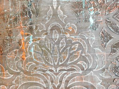 Eski dekoratif duvar süsü. Duvarda kirli alçı deseni var. Geometrik Arap Yardım Örgütü. İtalyan antika duvar kağıdı. Sefil Vintage Arabesk Şablonu. Grunge eski püskü süs.