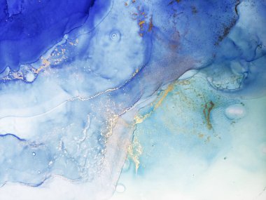Alkol mürekkebi dokusu. Mavi, Beyaz ve Altın Pigment. Su Aquamarine Çizgili Mürekkep. Gökyüzü bulutları. Mürekkep döküldü. Alkol Mürekkebi lekeleri. Bulutlar Makro.
