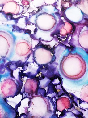 Pastel 'i yıka. Gökkuşağı Pigment. Parlak Boşanmalar. Hassas Violet. Motley Azure Splash. Altın Çizgiler Gouache çizildi. Alkol Mürekkebi Burgonya Püskürtücüsü. Alkol Arkaplanı.