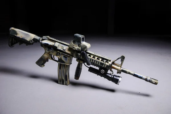 Led el feneri ile otomatik tüfek M16 — Stok fotoğraf