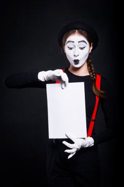 Bir parça kağıt tutan pandomim gibi kız