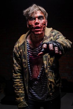 Yaralı yüzü ile deli zombi