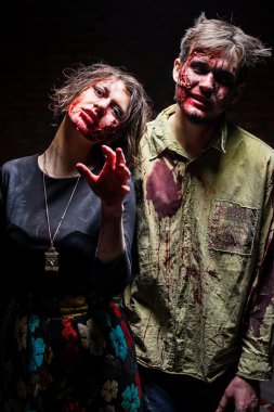 Adam ve kirli elbiseleri kız