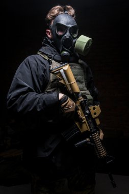 Gaz Maskeli silahlı asker