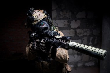 Özel Kuvvetler asker tüfek koruyucu üniforma aimingg içinde