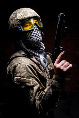 Elinde silah olan asker