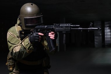 Spec ops asker koyu arka plan üzerinde kask içinde