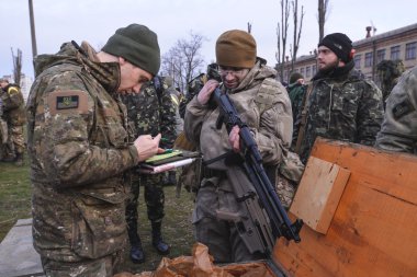 Askerler silah incelemek