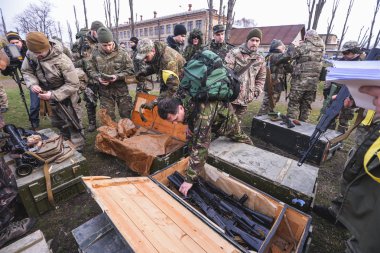 Adam bir sırt çantası ile silah alır