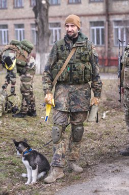 Husky köpek yavrusu ile askeri Üniformalı erkeklere