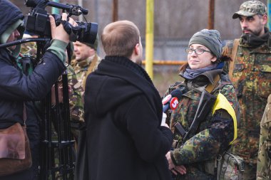 Üniformalı bir röportaj veren kız