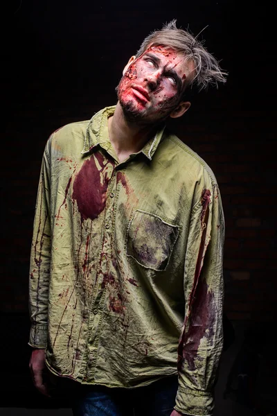 Strašidelný hledá démon muž s bloodyface — Stock fotografie