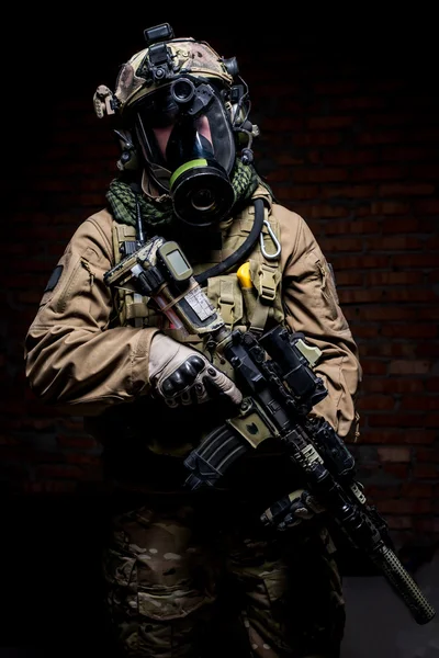 Voják s puškou a respirátoru na tmavém pozadí — Stock fotografie