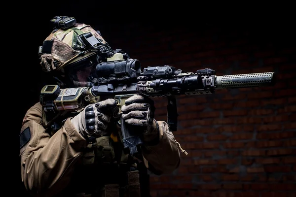 Soldado de operaciones de especificación en uniforme con rifle de asalto — Foto de Stock