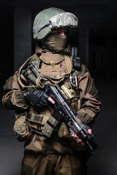 Soldat des forces spéciales avec fusil sur fond sombre — Photo