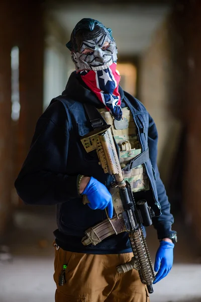 Foto do homem usando máscara com arma — Fotografia de Stock