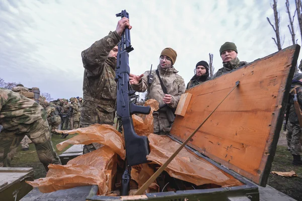 Man trekt pistool uit militaire doos — Stockfoto