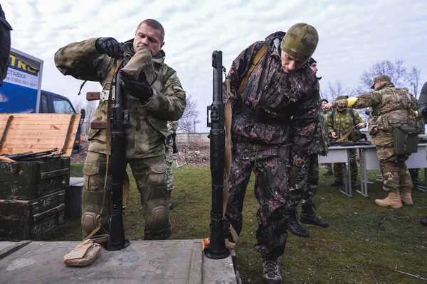 Dva muži v uniformě se zbraní — Stock fotografie