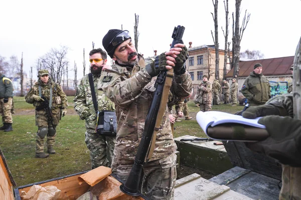 Man in militair uniform controleert granaatwerper — Stockfoto