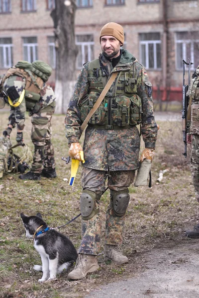 赫斯基狗与军事制服的男人 — 图库照片