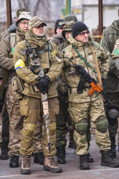 silah ile askeri üniformalı erkekler