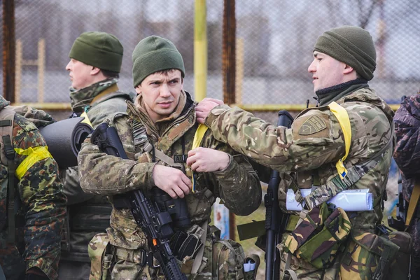 Silah ile Üniformalı erkeklere