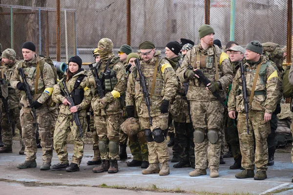 Żołnierze w mundurach z pistoletami — Zdjęcie stockowe