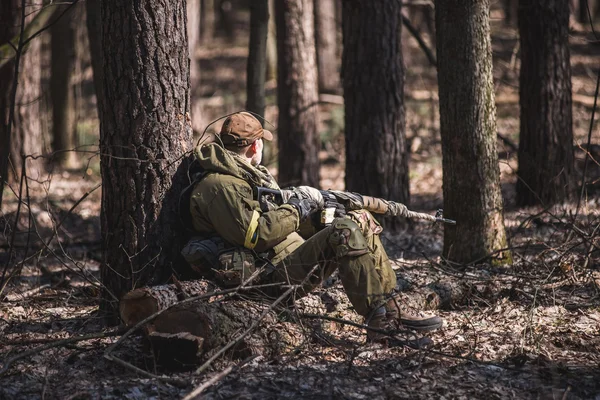 Soldado descansa na floresta — Fotografia de Stock