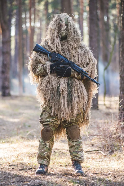 Sniper in gecamoufleerd pak met geweer — Stockfoto