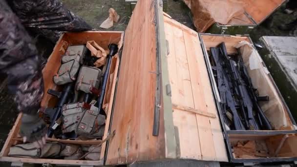 Caja de madera de ejército con munición — Vídeo de stock © Nesterenko