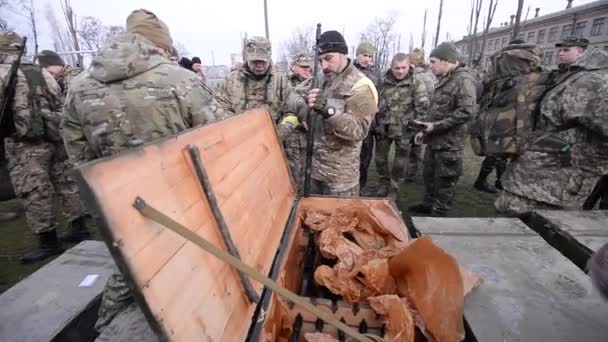 Mans ve vojenské uniformě získat zbraně — Stock video