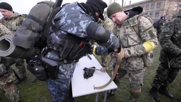 Homens de uniforme a preparar armas — Vídeo de Stock