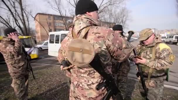 Homme avec du bazooka sur le dos — Video