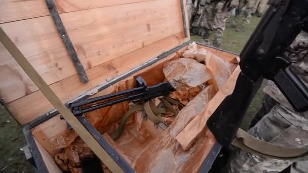 Homem com espingarda automática AK47 — Vídeo de Stock