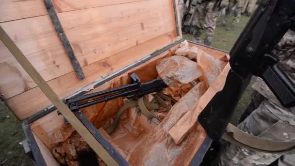 Hombre con rifle automático AK47 — Vídeo de stock