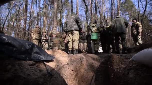 Pessoas de uniforme perto da escavação — Vídeo de Stock