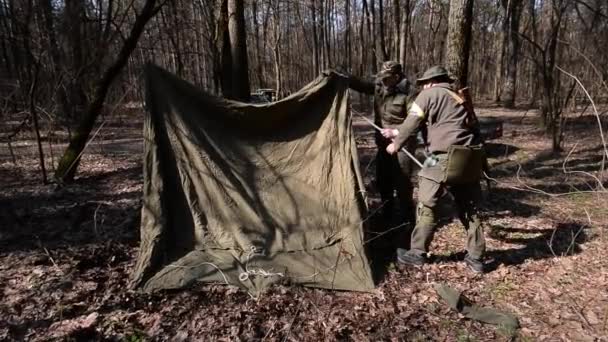 숲에서 텐트를 설정 하는 두 남자 — 비디오