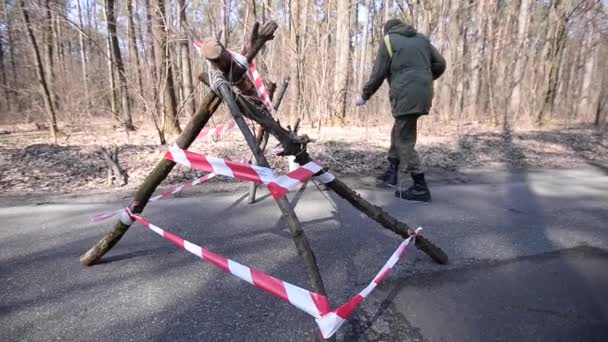 Man builds a barricade — Stock Video