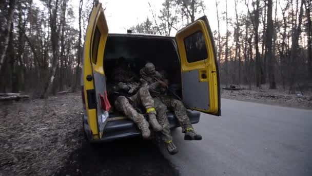 Солдати їздити в вантажівка — стокове відео