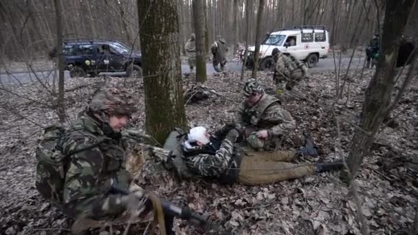 Primeiros socorros na formação militar — Vídeo de Stock