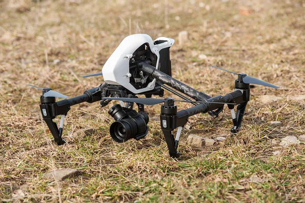 Drone quad copter på marken — Stockfoto